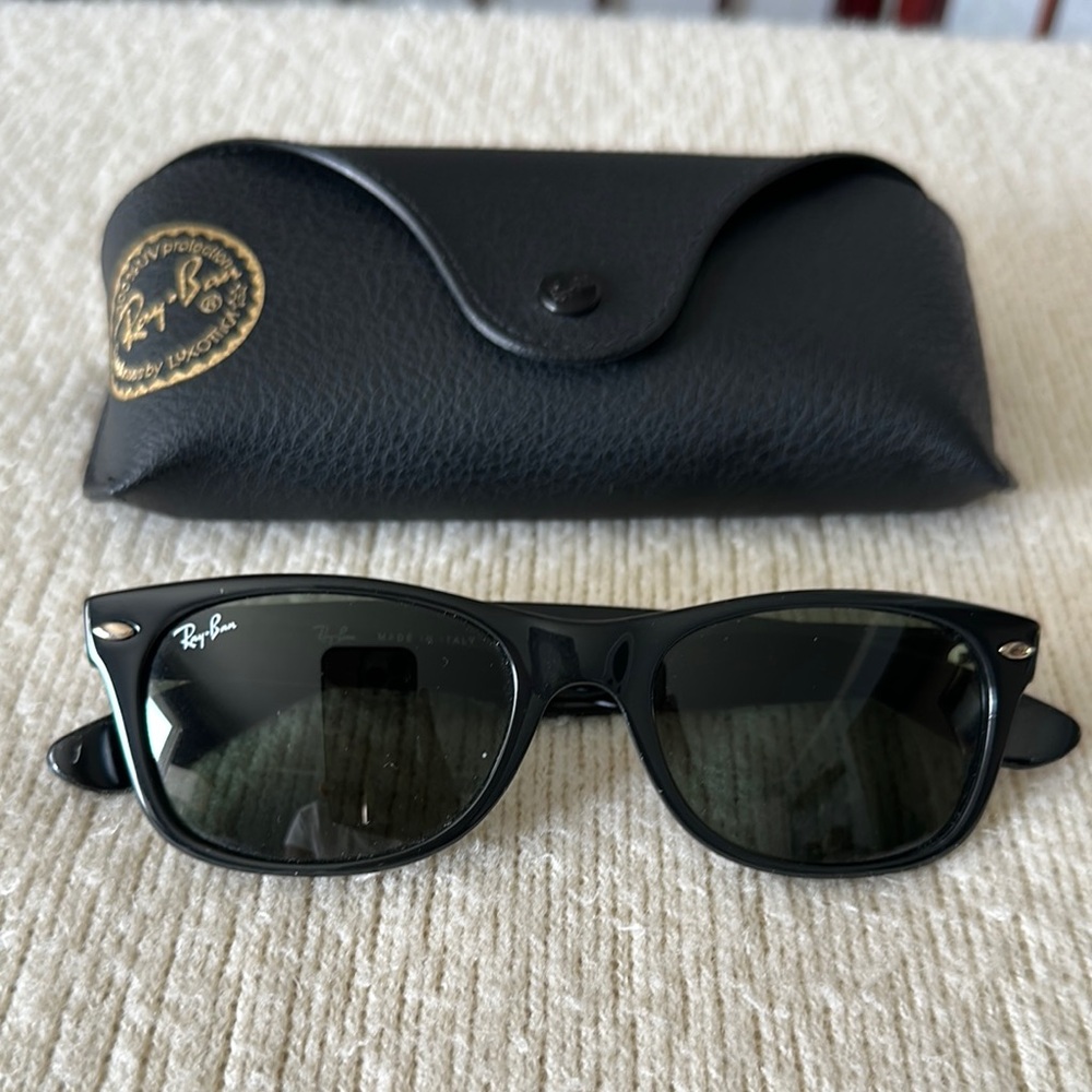 Ray-Ban Wayfarer Classic Sunglasses with Case